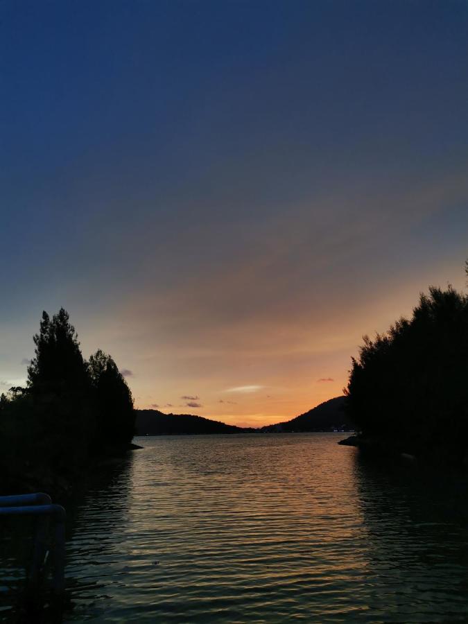 Peaceful 1-Bedroom Unit At Marina Island By Jomy Homestay Lumut Luaran gambar